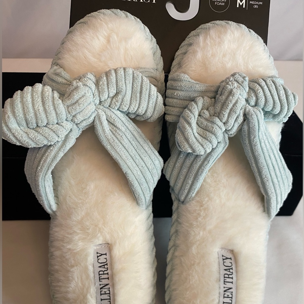 NWT Ellen Tracy size medium (8) memory foam slide slippers, blue and white
